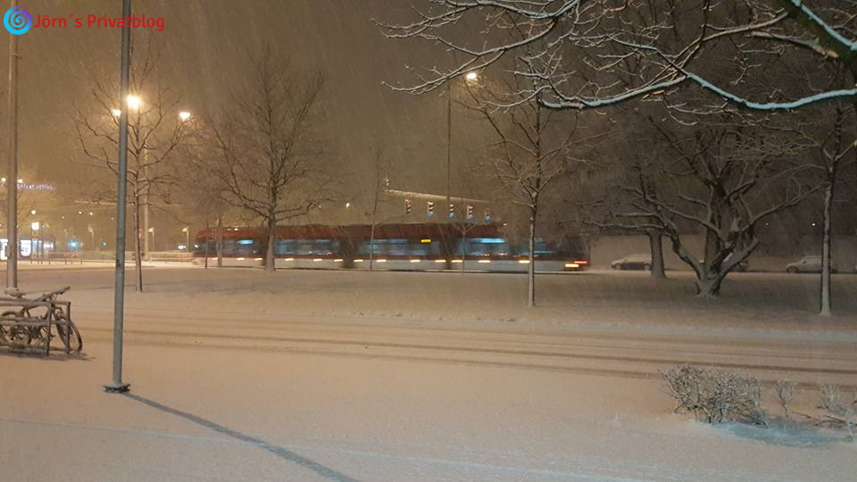 Bild mit Schnee. ein fahrenden Straßenbahn.