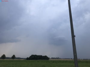 Dunkler Himmel mit Gewitter